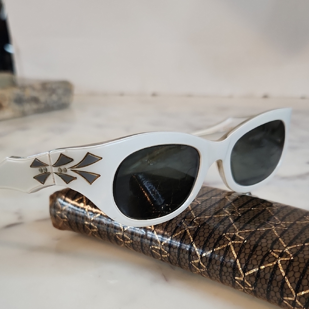 1950's Vintage Elegant White Lucite🤓 Sunglasses with Black Medical Lenses RARE
